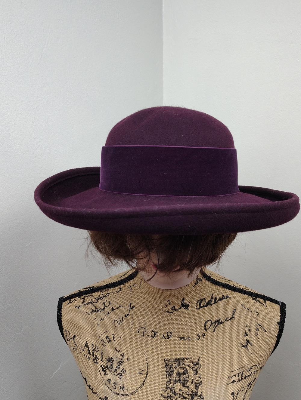 Vintage Women's Wide-Brim 10p% Wool Hat in Deep Plum With Flowers Accents One Sz